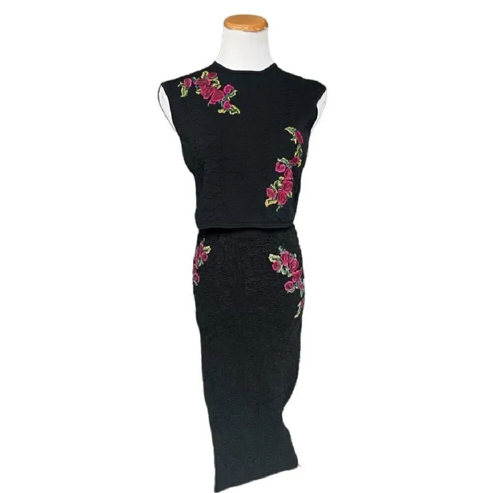 Womens Romeo & JulietโCouture Embroidered Spanish Flower Bodycon Outfit - Sz S
